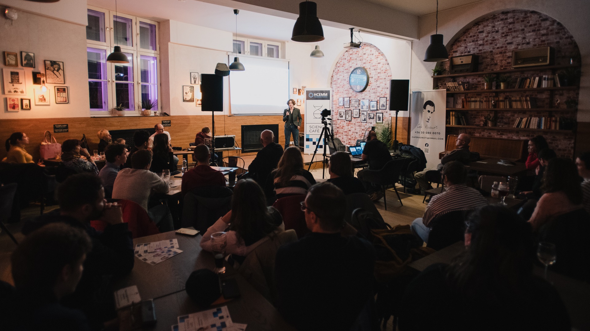 Prof. Dr. Farkas Eszter, a HCEMM-SZTE Agyi Keringés és Metabolizmus Kutatócsoport vezetője tart előadást a Radnóti Caféban. Fotó: Zentai Péter